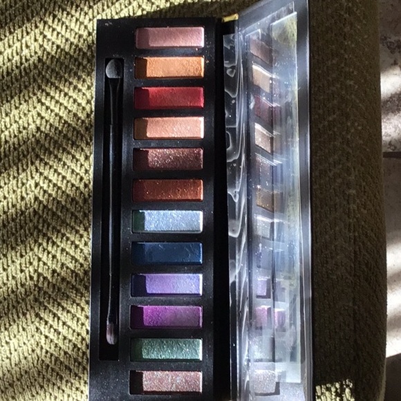 COSMETICS. EYESHADOWS - Picture 2 of 2